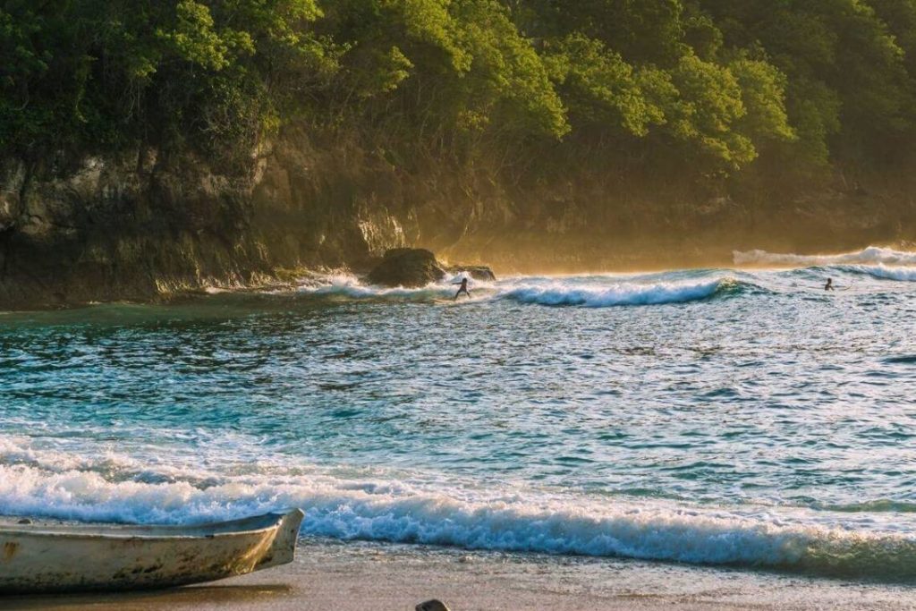 surfing-crystal-bay-nusa-penida